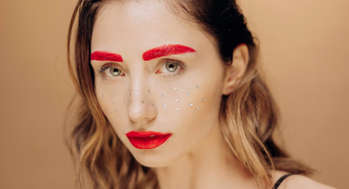Les 5 meilleures teintes de sourcils pour un regard d'impact